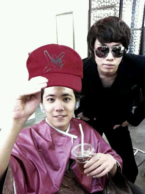 [31.08]Heechul se rase la tête [Photos/Info] 20110831_hongki_heechul