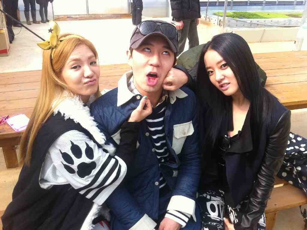 [07-03-2012][OTHER] Hyoyeon || New selca with Boom and Woori(Rainbow) 120317hyoiy