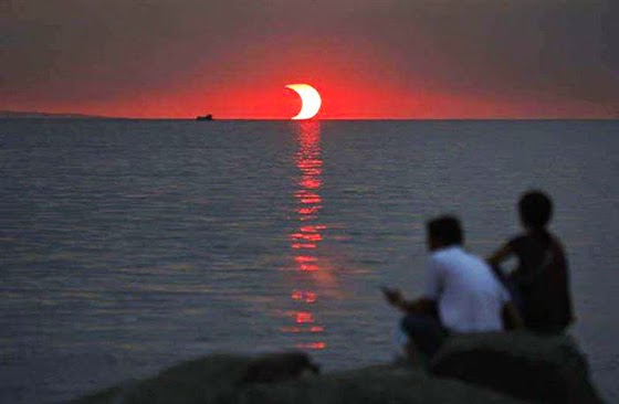 مجموعة صور حقيقية لا تصدق أقرب الى الخيال Eclipse-and-sunset-happening-at-the-same-time