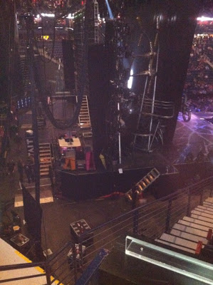 Por detrás do palco da Femme Fatale Tour Backstage