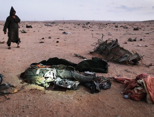 "ثوار" ليبيا يأخذون صور تذكارية الى جانب جثث ضحايا القصف الصليبي البربري  Libya-Ras-Lanuf-Cadavre-Pilote-Kadhafi-5mars2011-1