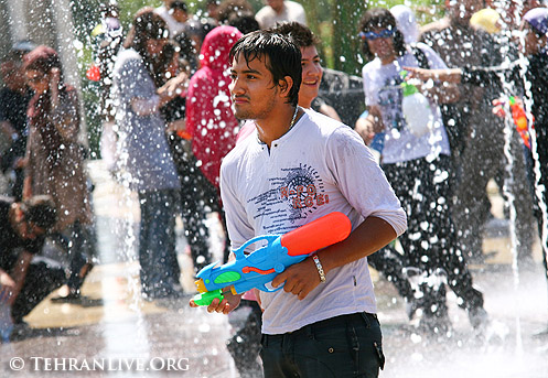 حرب مسدسات المياه فى طهران - انحلت الدوله الاسلاميه خلاص  Water_gun_festival_tehran_8