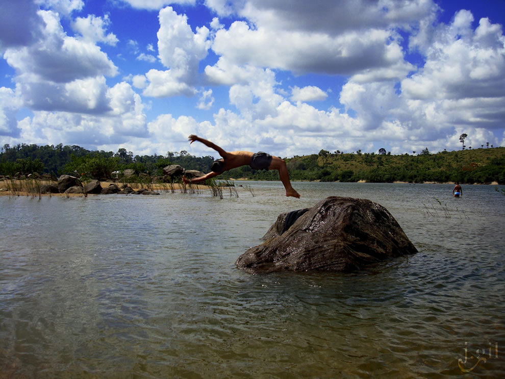  غــأإبــأإت آلآمــأإزؤن المطــيرهـ ♥.  Rock-jumping-on-a-hot-day-as-the-rivers-of-Amazon-suffer-flooding-for-4-or-5-months-of-the-year