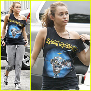 Metallica. Furia, sonido y velocidad - Página 7 Miley-cyrus-iron-maiden-shirt-gym