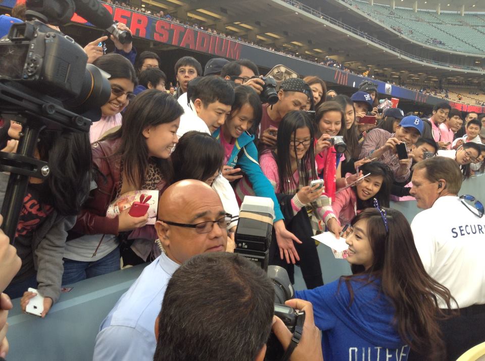 (PICS+VIDEOS) Tiffany primer lanzamiento en el estadio de los Dodgers 130507sm