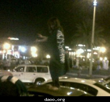 سعوديات يرقصن فوق السيارات احتفالا بالعيد الوطني. 4e7d9c88b6ad7