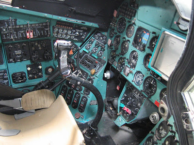 Mil Mi-24: o mais poderoso helicóptero militar russo  Helicopter_Cockpit_Mil_Mi-24D_Hind