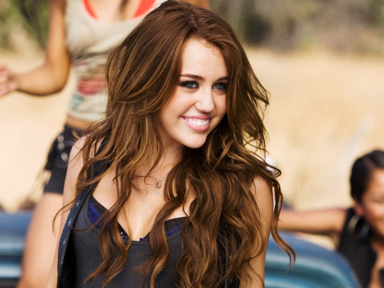 مرور سنتين على party in the usa Miley-cyrus-party-in-the-usa-1973