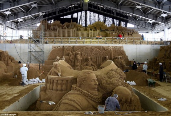 من أغرب متاحف العالم: تاريخ بريطانيا بالرمال ! Museum-sand-sculpture-01