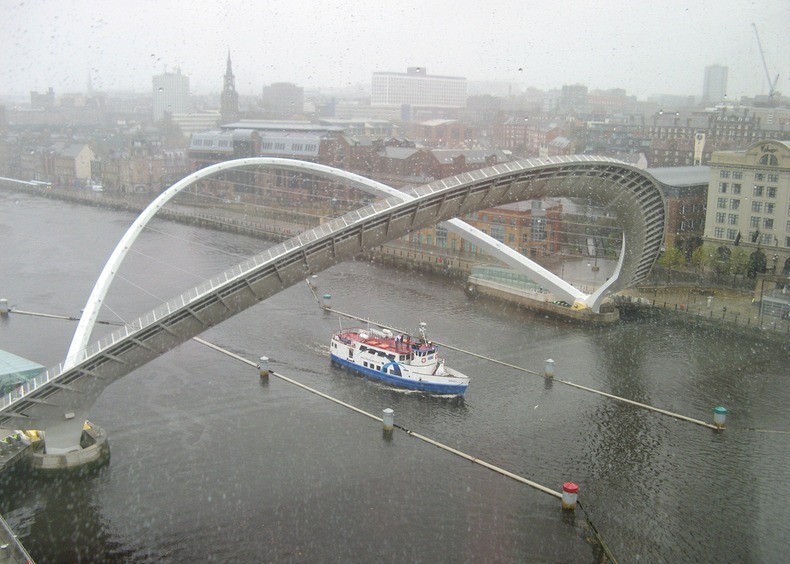 الجسر المائل الوحيد فى العالم جيتس هيد  ميلينيوم"جسر الألفية". Gateshead-millennium-bridge-46