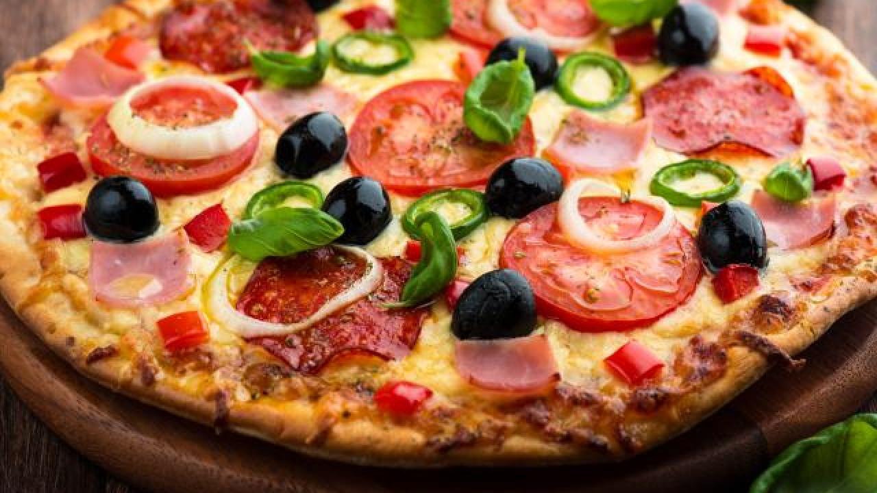 مقص البيتزا 17288.comment-faire-de-la-pate-a-pizza.w_1280.h_720.m_zoom.c_middle.ts_1335965195.