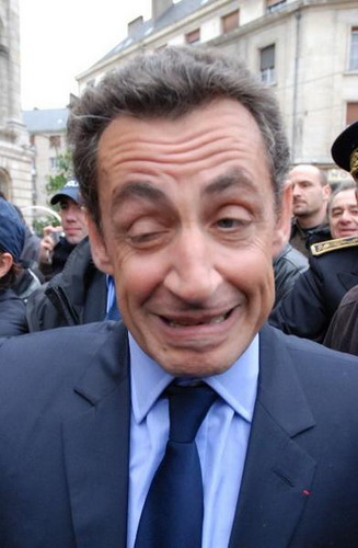 Sarko ENFIN en tête des sondages !!! Sarkozy_grimace