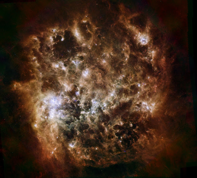 Nube de polvo Magallanes en dirección a la Vía Láctea PIA15254_LMC900c