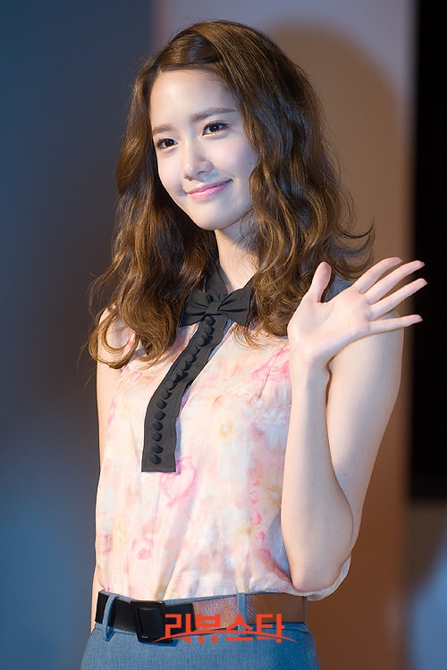 [CAPS] Yoona en FreshLook Illuminate 'Rich Brown' Launching Event 1