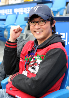 AHN JAE WOOK EN EL JUEGO DE APERTURA LG 02/04/2011 03