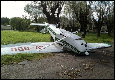 Museo Nacional de Aeronáutica de Morón - Página 2 Destrozos%2Ben%2BMoron%2B%252815%2529