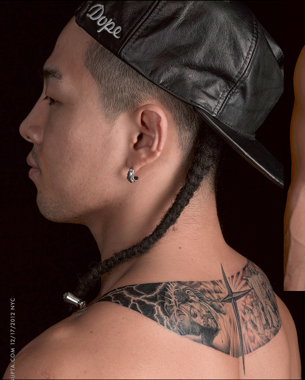 [8/7/13][Pho] Hình xăm của Taeyang BIGBANGUPDATES-taeyang-anil-gupta-tattoo