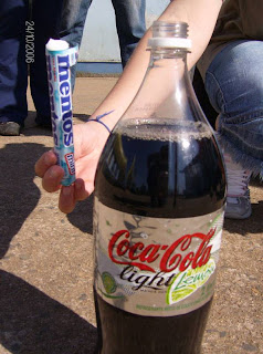 COCA COLA + MENTOS = POISION Coca2