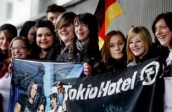 Lavoixdunord.fr - Una treintena de fans en el Zenit, ayer, para gritar su apoyo a Tokio Hotel Franciaaa