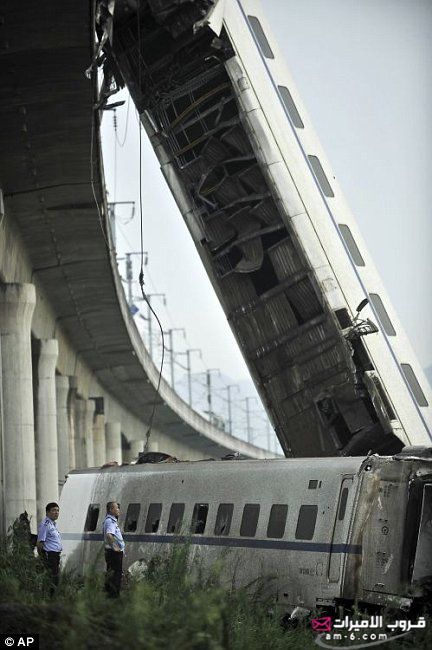 سقوط قطار من فوق جسر بالصين - 1