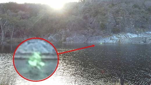 Extraña figura resplandeciente es captada caminando sobre el agua 1-imagen