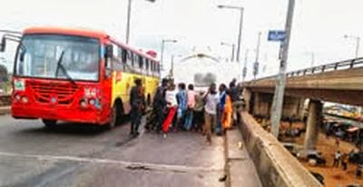 LAGBUS BRT Crushes Soldier To Death In Lagos [Pics] The-LAGBUS-and-witnesses-at-the-scene