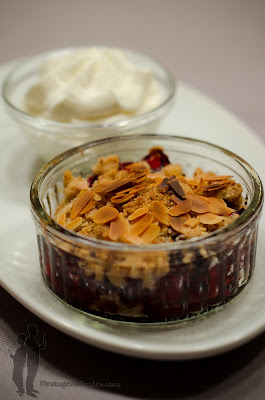 Crumble à la noisette, aux amandes et aux mûres, accompagné d'une chantilly au mascarpone 2013-09-385