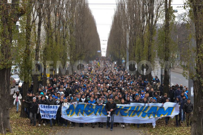 Le mouvement en Ukraine 1353865620-over-5000-football-fans-march-in-support-to-pavlichenko-family-in-kyiv_1631844