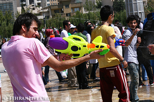 حرب مسدسات المياه فى طهران - انحلت الدوله الاسلاميه خلاص  Water_gun_festival_tehran_3