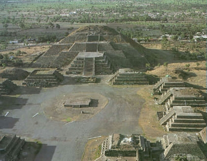 MEXICANOS EN EL FORO  Piramide_luna