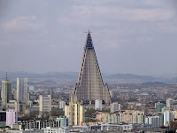 ATENCION  Urgente!!! EEUU ADVIERTE : ALGO PASARA ENTRE EL 25SEPT. -31 OCTUBRE - Página 4 Fotos-Ryugyong-Hotel