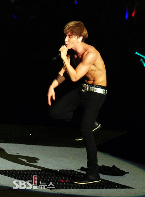 LEETEUK IMPRESIONA CON SUS 'ABS' 20120818_leeteuk_abs_concert5