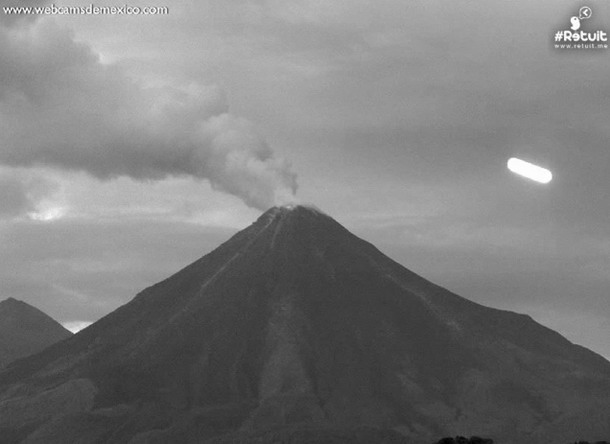 Descomunal OVNI cilíndrico luminoso captado en el Volcán de Colima, México Col2