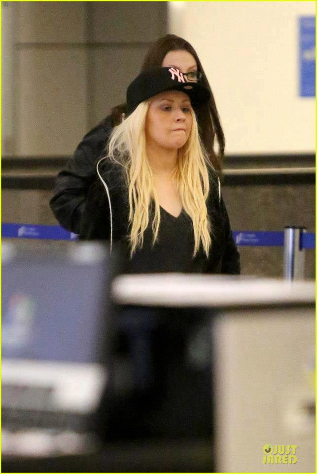 [Fotos] Christina Aguilera Llegando al Aeropuerto de LAX! (2/04/13) 67797_356350924469362_1036203413_n