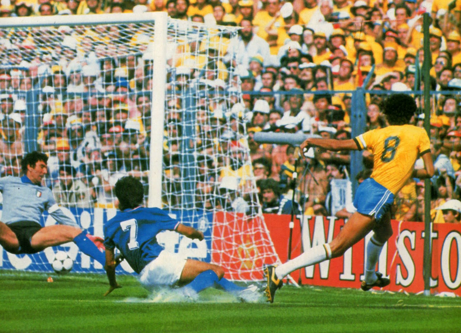 FOTOS HISTORICAS O CHULAS  DE FUTBOL - Página 6 Italia-brasil-1982-twb22.blogspot.com-11