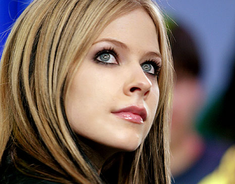 Снимките на нашите звезди 1218095974avril_lavigne_1__1237579111