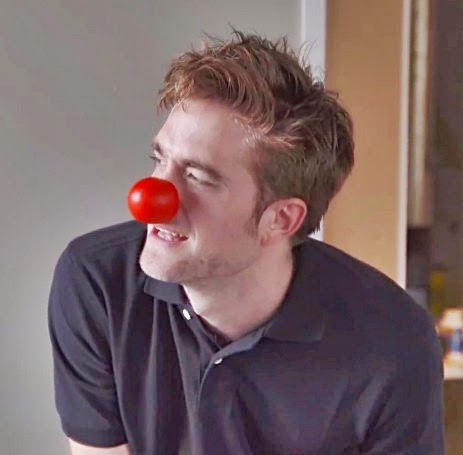 19 Mayo - Dos Capturas del video de Robert para el día ‪#‎RedNose‬!!! NOSE