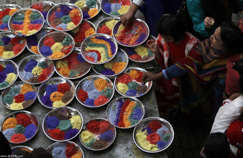بالصور: مهرجان الألوان السنوي البهيج في الهند..  1-%2810%29