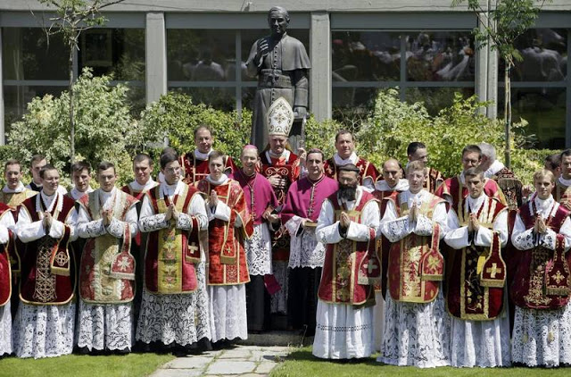 La sonrisa de los que pretenden ser católicos y mantener estructuras de pecado CATHOLICVS-FSSPX-SSPX