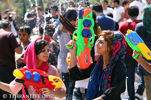 حرب مسدسات المياه فى طهران - انحلت الدوله الاسلاميه خلاص  Water_gun_festival_tehran_7