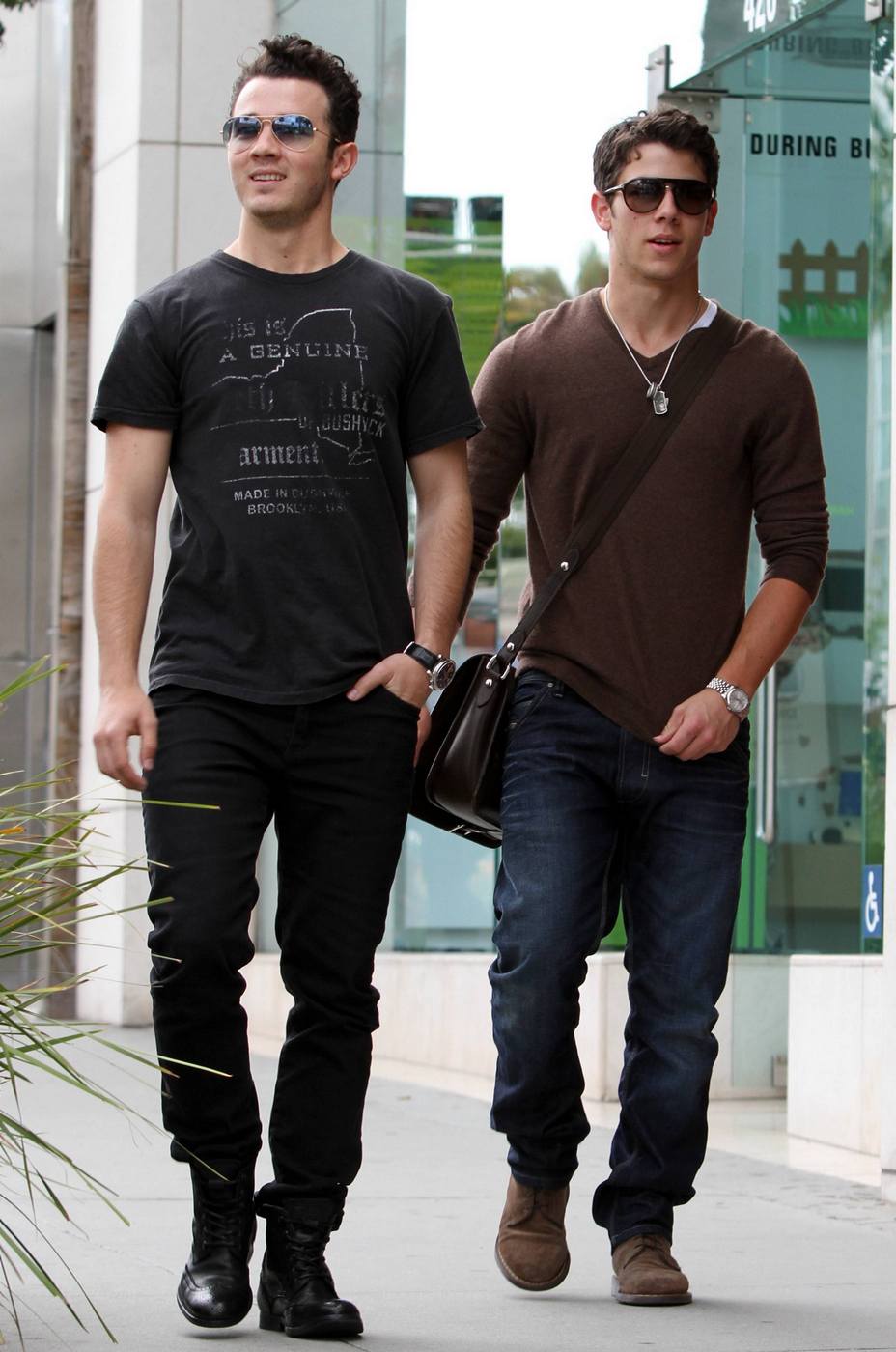 Kevin y Nick Jonas comprando regalos de último minuto?  JW_KevNickoutLA_050811_HQ-002