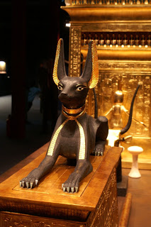  مجوهرات الملك توت عنخ امون  Anubis_on_portable_shrine