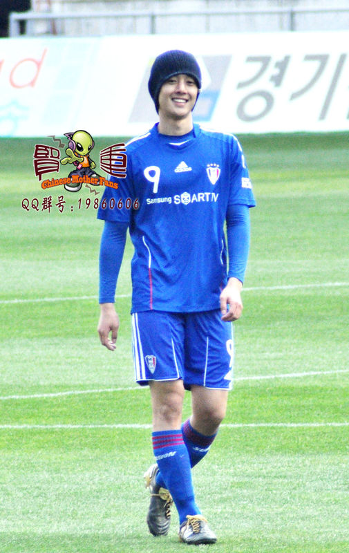 Kim Hyun Joong, Eye Candy En el campo de fútbol 5b421f32bc399d690855a96