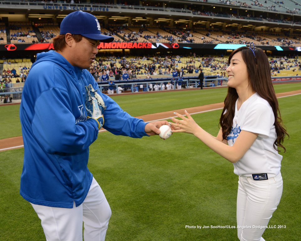 (PICS+VIDEOS) Tiffany primer lanzamiento en el estadio de los Dodgers 130507sm2