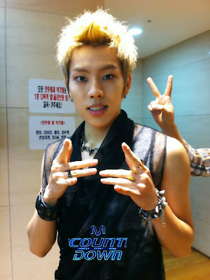 [28.07]Dans les coulisses du M Countdown! [Photos] 20110728_mcd_infinite_backstage_3