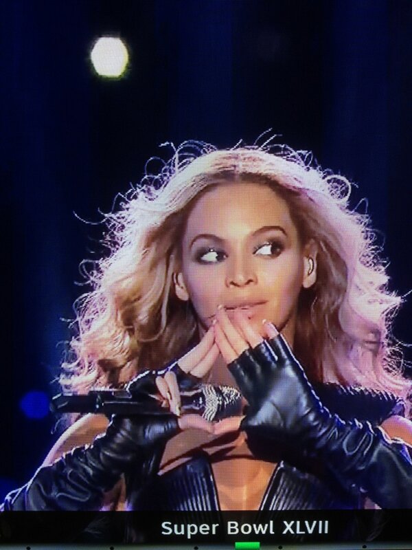 Beyoncé a t-elle fait un signe Illuminati ?????????? BQM5oJd