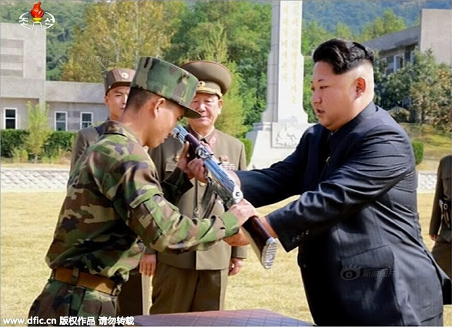 النشاطات العسكريه للزعيم الكوري الشمالي كيم جونغ اون .......متجدد  - صفحة 2 Great%2BLeader%2Bvisits%2BKorean%2Bbarracks%2Bfor%2Bawards%2Bceremony%2B1