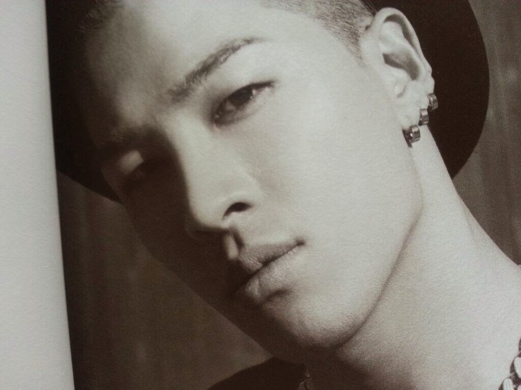 [13/06/14][Photos] Version cao cấp của Album "RISE". Taeyang_rise_deluxe_096