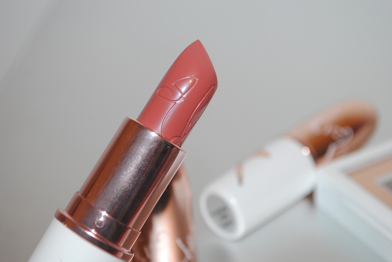 FAVORIS DE JANVIER 2014 Riri-Hearts-MAC-Holiday-bad-girl-riri-lipstick-review