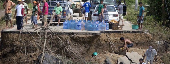 Un  alud de tierras sepulta 58 personas en México Efectos-de-las-inundaciones-en_54387752687_51351706917_600_226